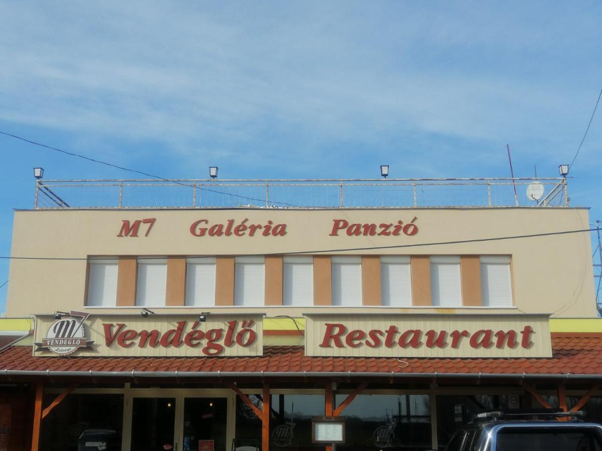Bed and Breakfast M7 Galeria Panzio Летенє Екстер'єр фото